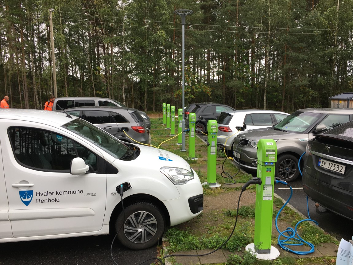 Parkeringsplass med el-varebiler
