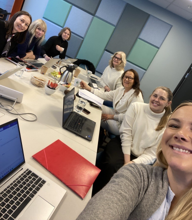 Syv personer rundt et bord